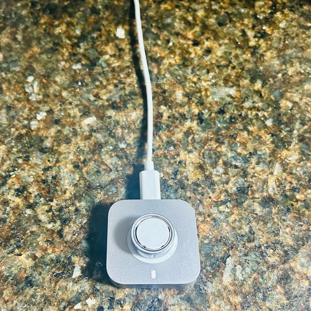 Oura Ring 4 with Silver Magnetic Charging Dock. Size 8.